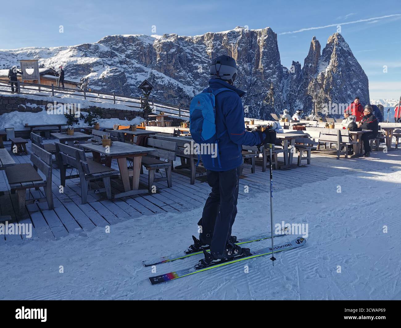 Spitzbühlhütte, lo Sciliar, lo sci dell'Alpe di Siusi, Ortisei, Val Gardena, alto Adige, Dolomiti italiane: rifugio alpino e con - Immagine stock catturata con smartphone