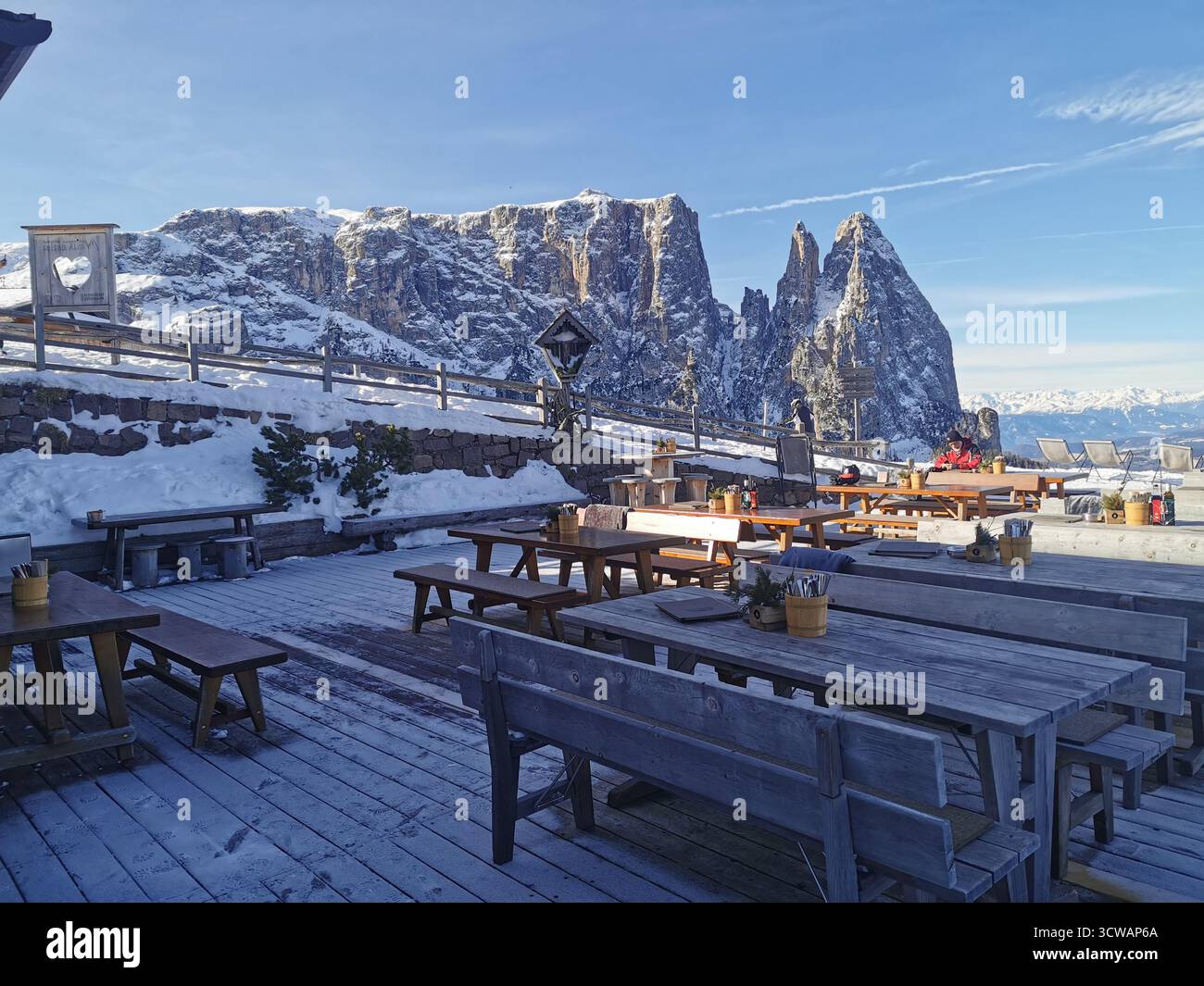 Spitzbühlhütte, lo Sciliar, lo sci dell'Alpe di Siusi, Ortisei, Val Gardena, alto Adige, Dolomiti italiane: rifugio alpino e con - Immagine stock catturata con smartphone