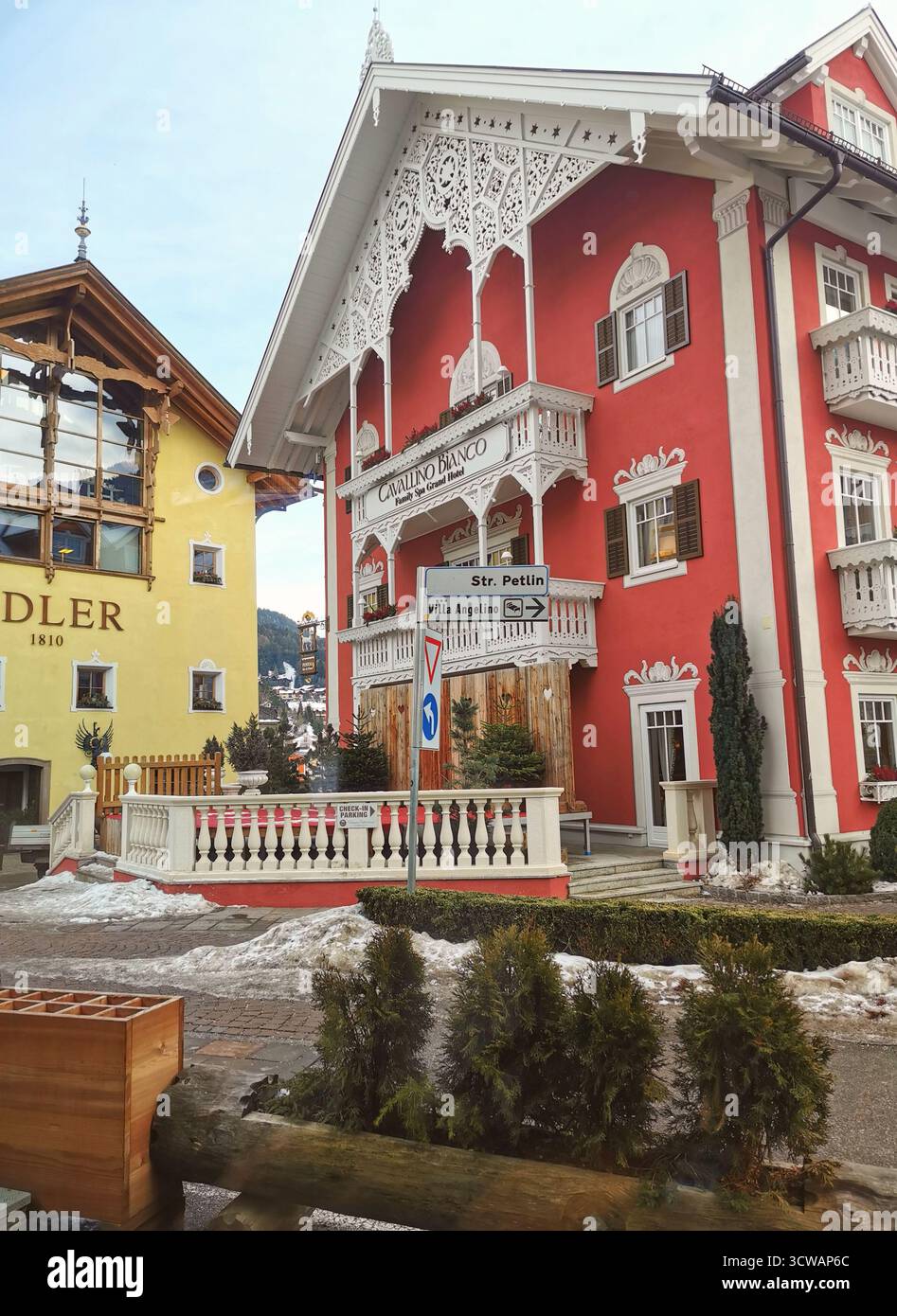 Edifici storici alpini a Ortisei (Urtijëi), Val Gardena, Dolomiti, il gioiello panoramico dell'alto Adige per lo sci e le escursioni. Fa parte della Sellaronda. - Immagine stock catturata con smartphone