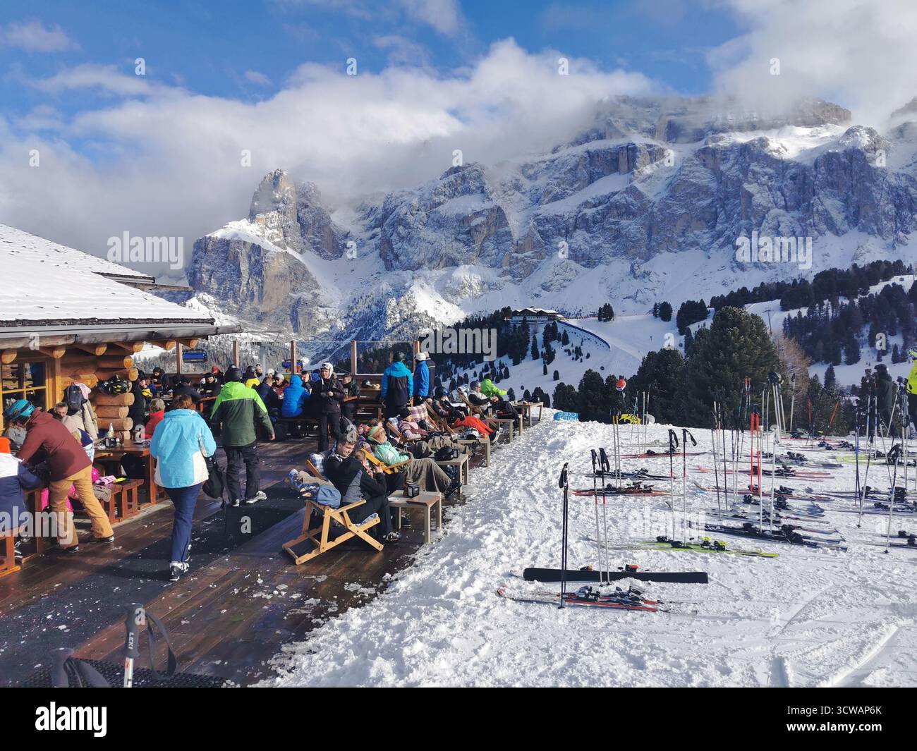 Gli sciatori potranno gustare il pranzo al rifugio Baita Ciavaz in Val Gardena, alto Adige, con vista sul Sassolungo e sulle Dolomiti, cena alpina nel cuore di Gröden. - Immagine stock catturata con smartphone