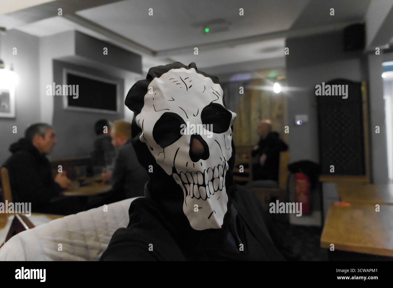 Persona che indossa una maschera cranica a una festa di halloween nel pub Carpenters Arms Foto Stock
