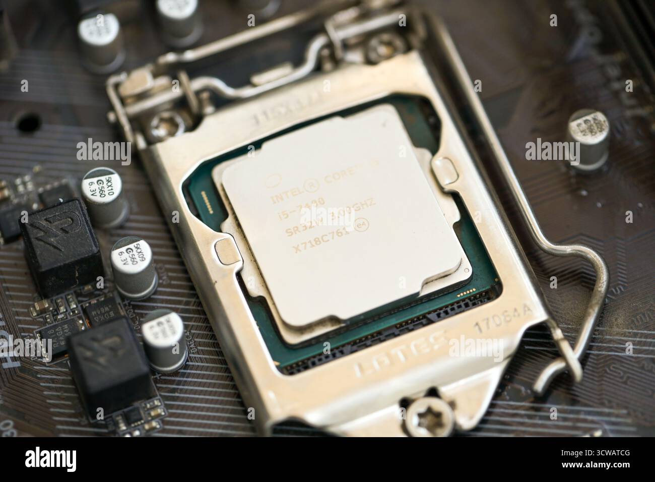 KIEV, UCRAINA - 29 GENNAIO 2025 primo piano della vecchia CPU Intel Core i5-7400 a 3 GHZ montata sulla scheda madre Foto Stock