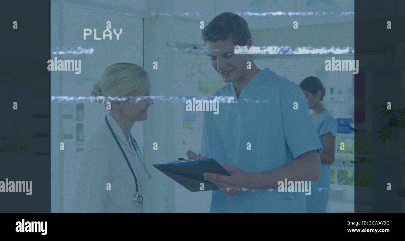 Discutere risultati colleghi medici consulenza in corridoio ospedale, con appunti, stetoscopio Foto Stock