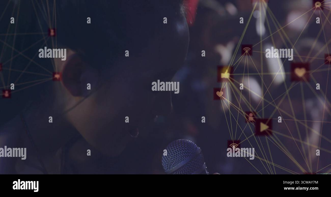Cantante cinese che tiene in mano sul palco un microfono mesh cablato, con icone luminose dei social media sovrapposte Foto Stock