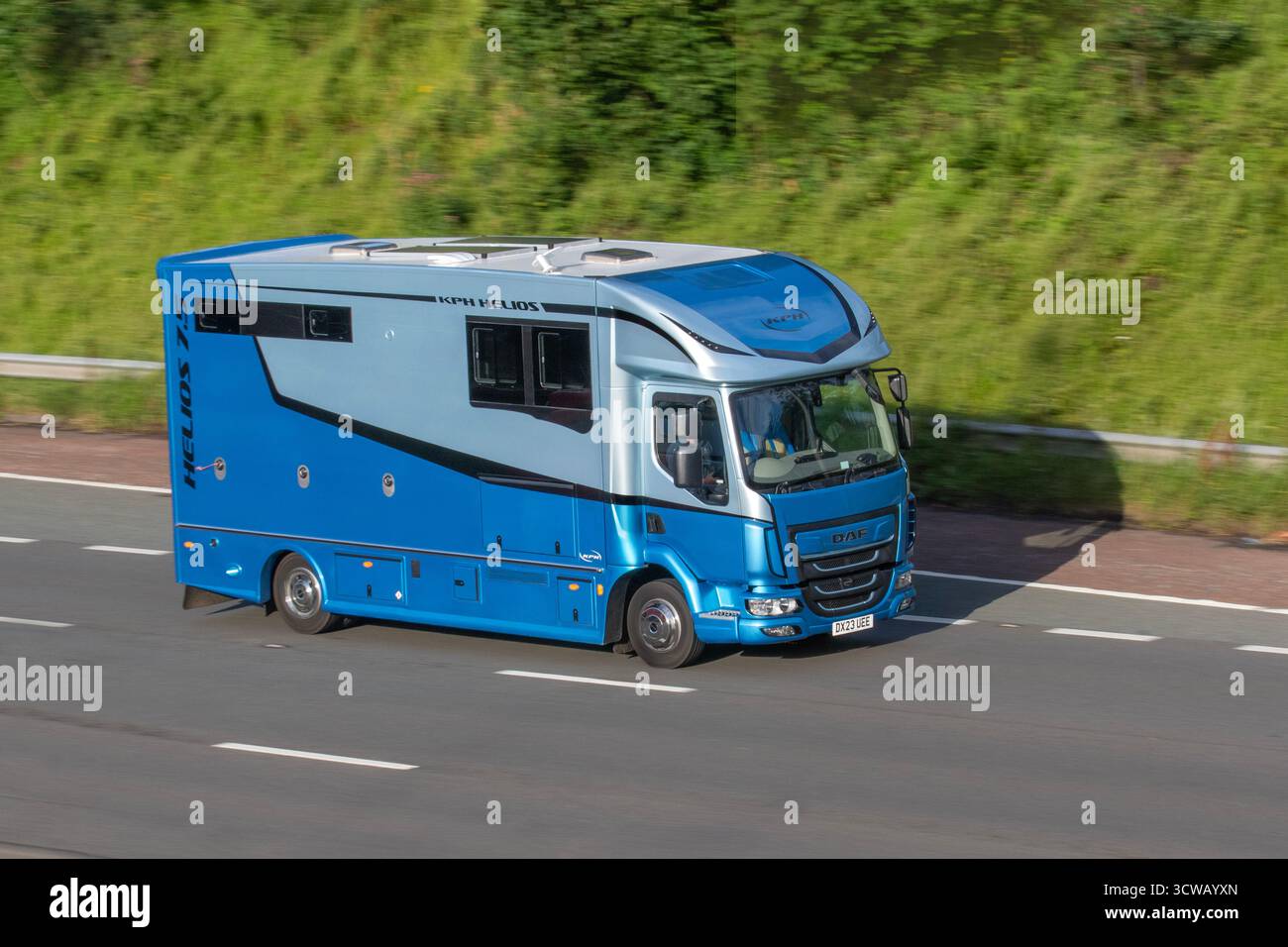 2023 KPH HELIOS bianco blu, Helios Compact 75 7,5 tonnellate DAF Diesel Truck da 4500 cc; viaggiando sull'autostrada M61, Regno Unito Foto Stock
