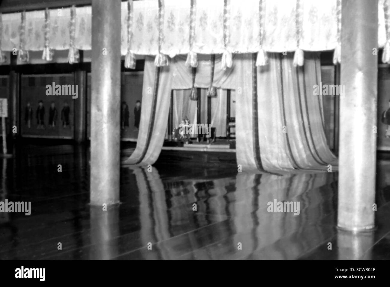 All'interno di Shishin-den nel Palazzo Imperiale di Kyoto, Giappone - 1956 Foto Stock