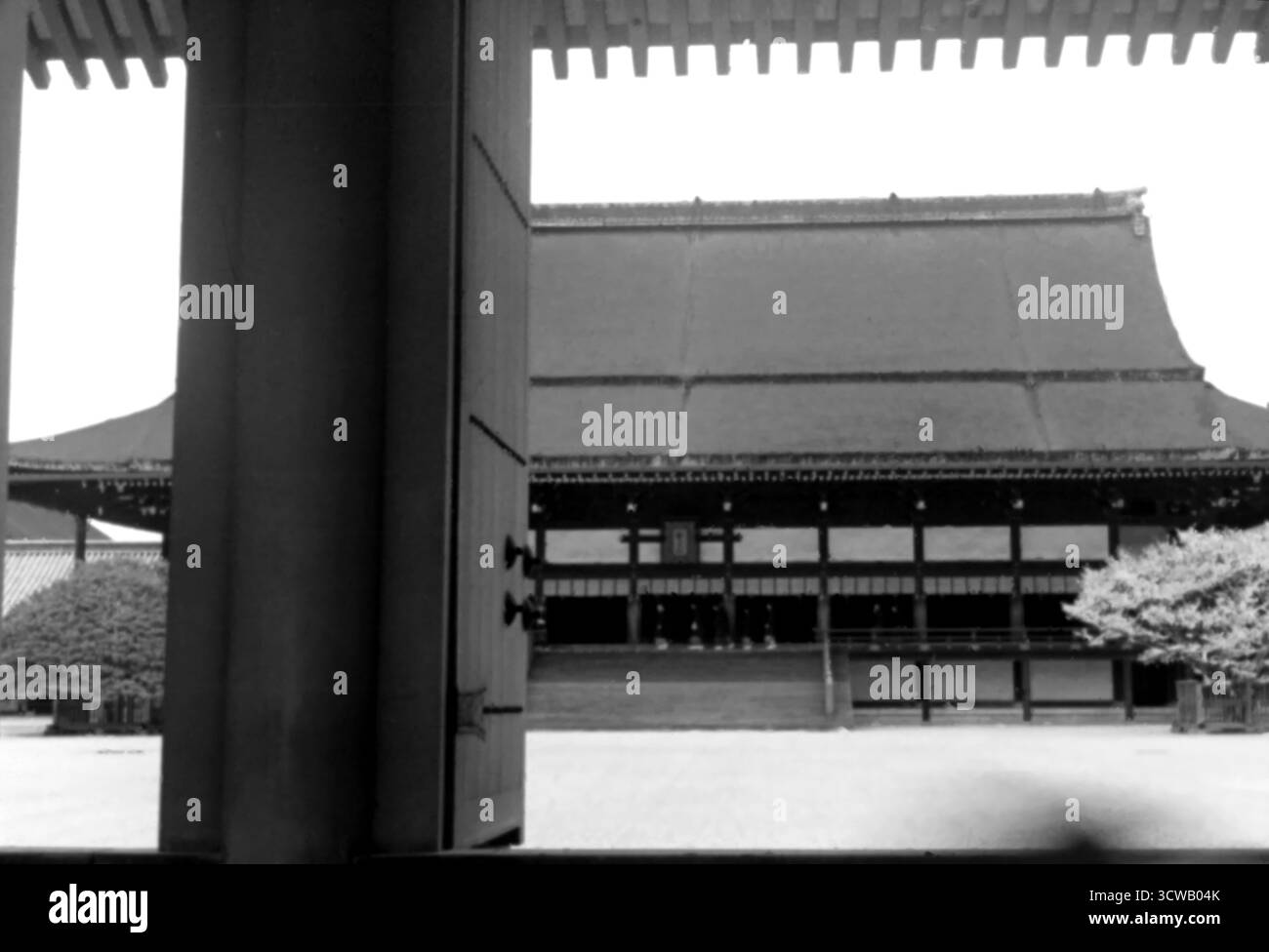 Foto d'epoca di Shishin-den nel Palazzo Imperiale di Kyoto, Giappone - 1956 Foto Stock