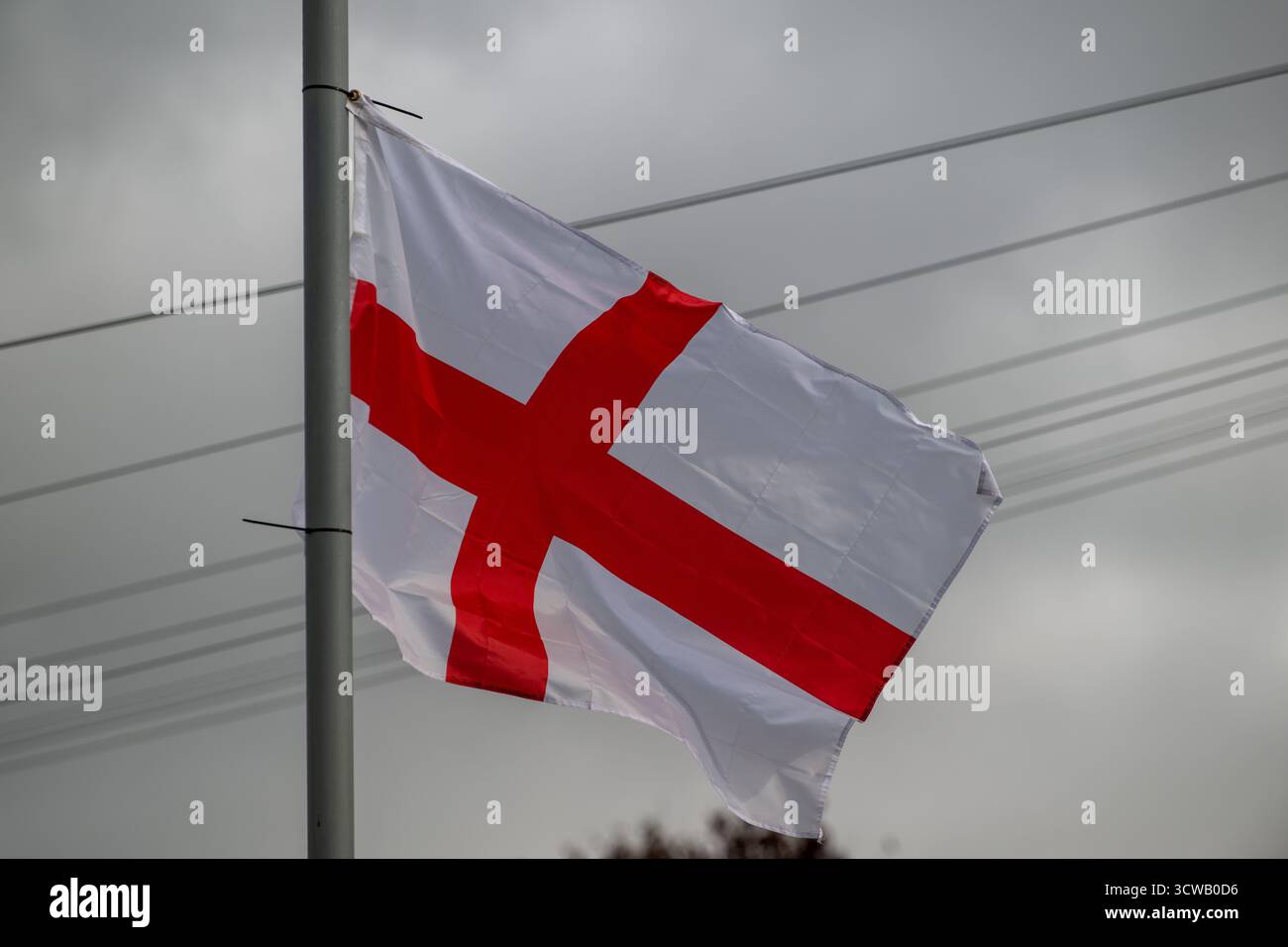 Bandiere della Croce di San Giorgio esposte sui lampioni durante l’operazione “Raise the Colours” a Rotherham, South Yorkshire, Inghilterra Foto Stock