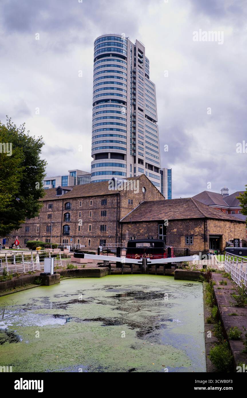 Molo di granaio a Leeds con il blocco torre Bridgewater Place alle spalle Foto Stock