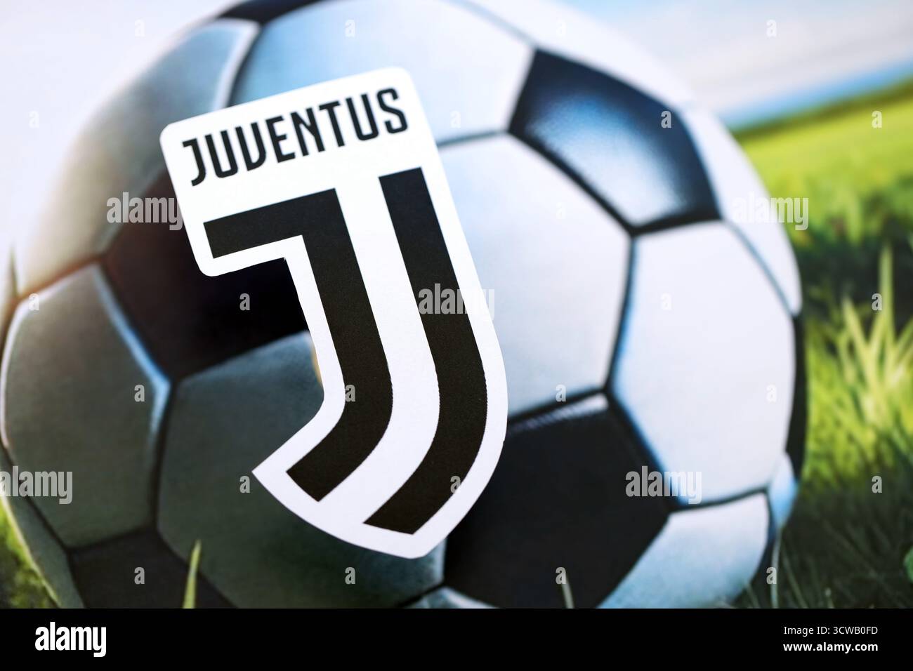 KIEV, UCRAINA - 23 FEBBRAIO 2025 il badge della squadra di calcio della Juventus FC si trova sullo sfondo della palla di calcio Foto Stock