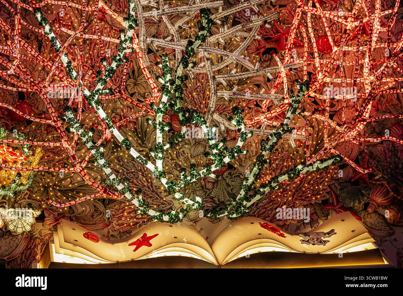 Decorazioni natalizie nei negozi di Roma Foto Stock