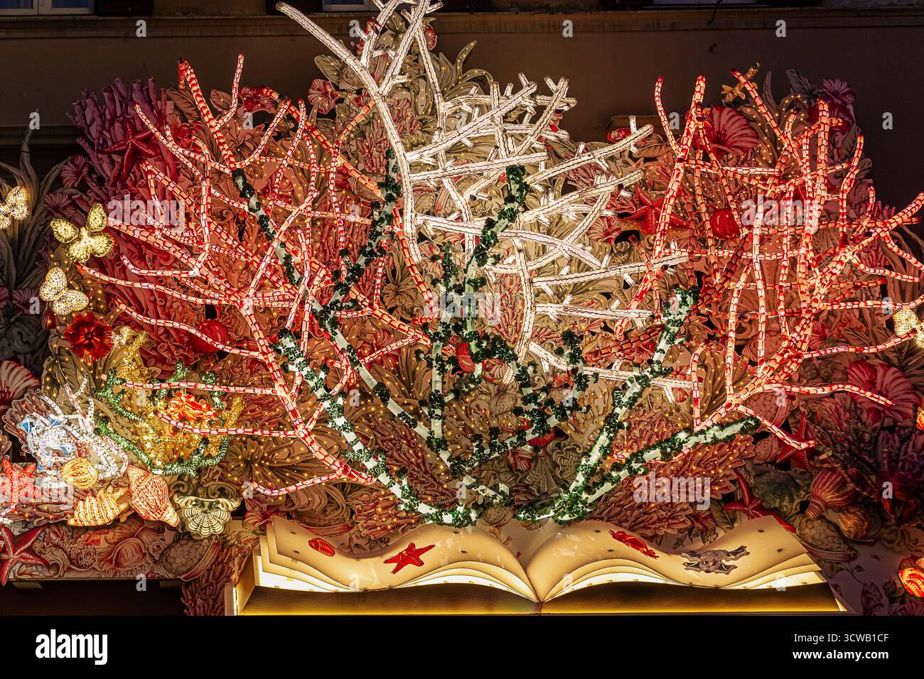 Decorazioni natalizie nei negozi di Roma Foto Stock