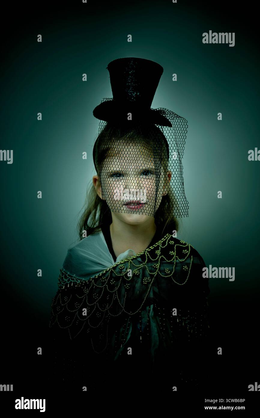 Bambino in costume elegante di Halloween Foto Stock