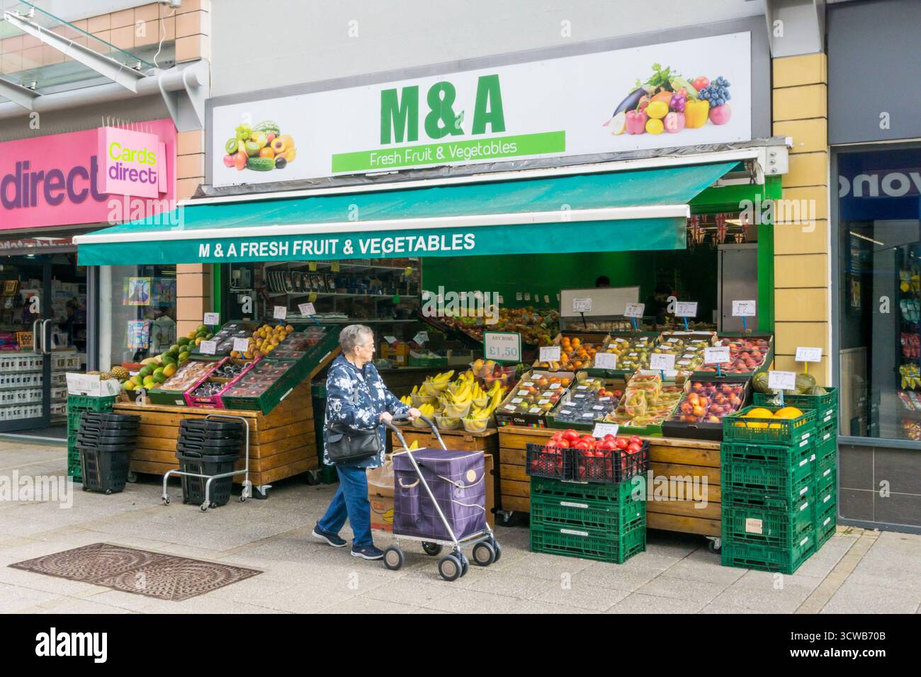 M & A frutta e verdura fresche, fruttivendolo in Broad Street, King's Lynn. Foto Stock