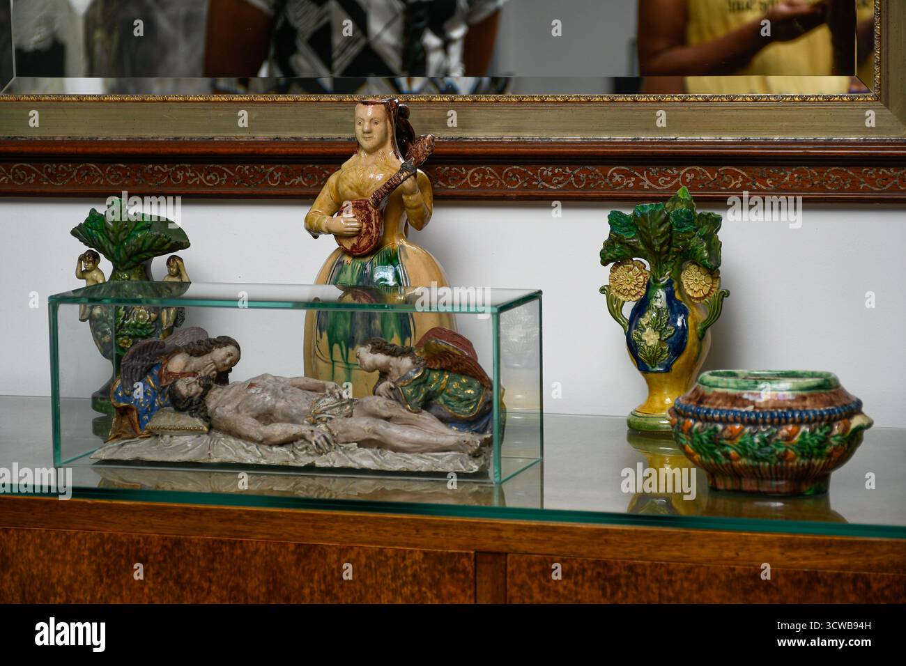 Figurine in ceramica e Scultura sacra di Cristo con Angeli nella casa di Saramago a Tías, Lanzarote Foto Stock