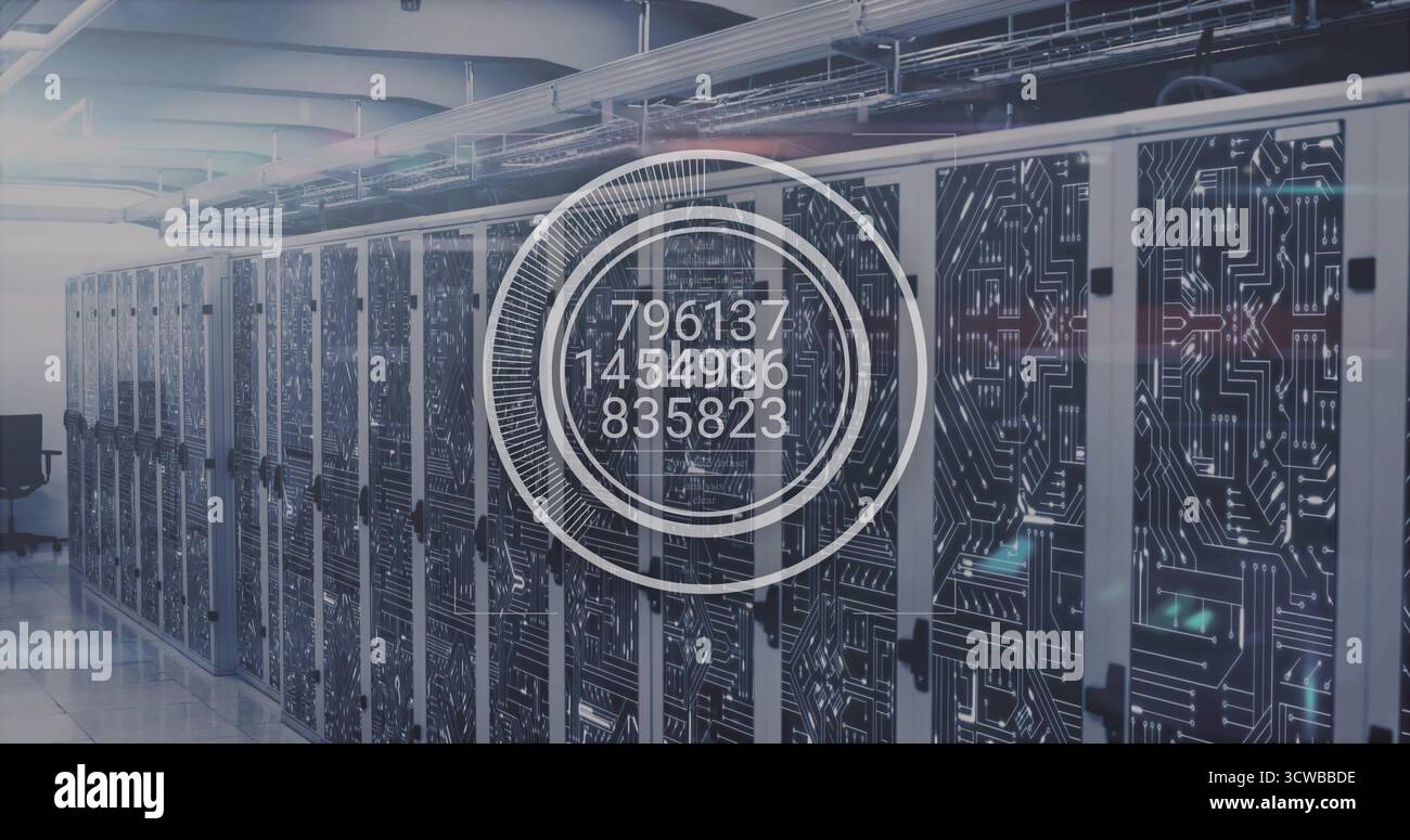 Visualizzazione della sovrapposizione dell'interfaccia che mostra i codici nel data center con server e LED con vetro orientato Foto Stock
