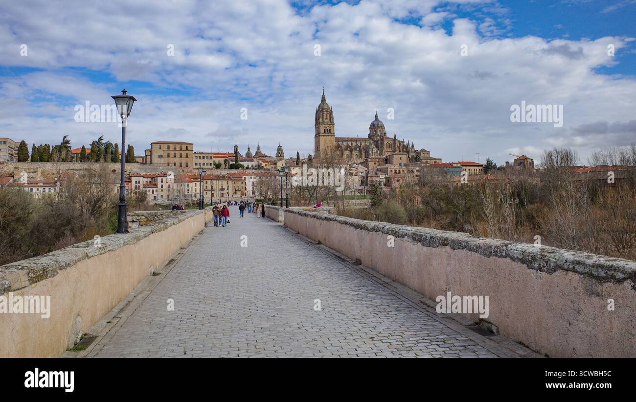 Salamanca, Spagna - 4 marzo 2025: Puente Romano (ponte romano) sul fiume Tormes Foto Stock