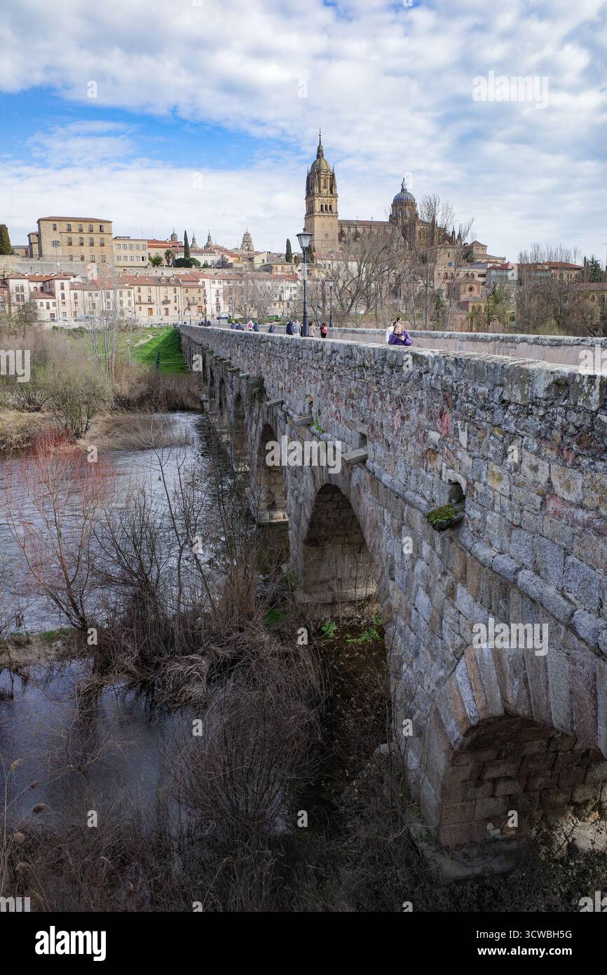 Salamanca, Spagna - 4 marzo 2025: Puente Romano (ponte romano) sul fiume Tormes Foto Stock