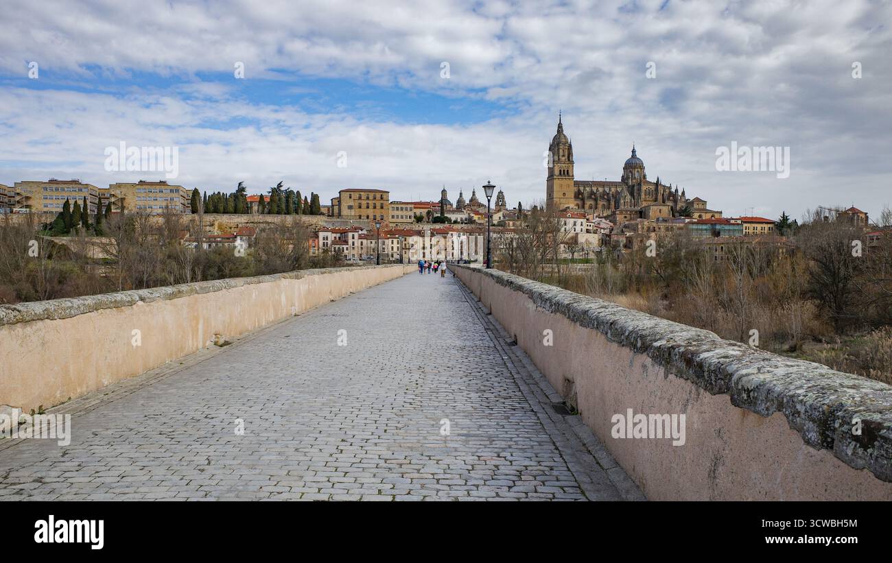 Salamanca, Spagna - 4 marzo 2025: Puente Romano (ponte romano) sul fiume Tormes Foto Stock