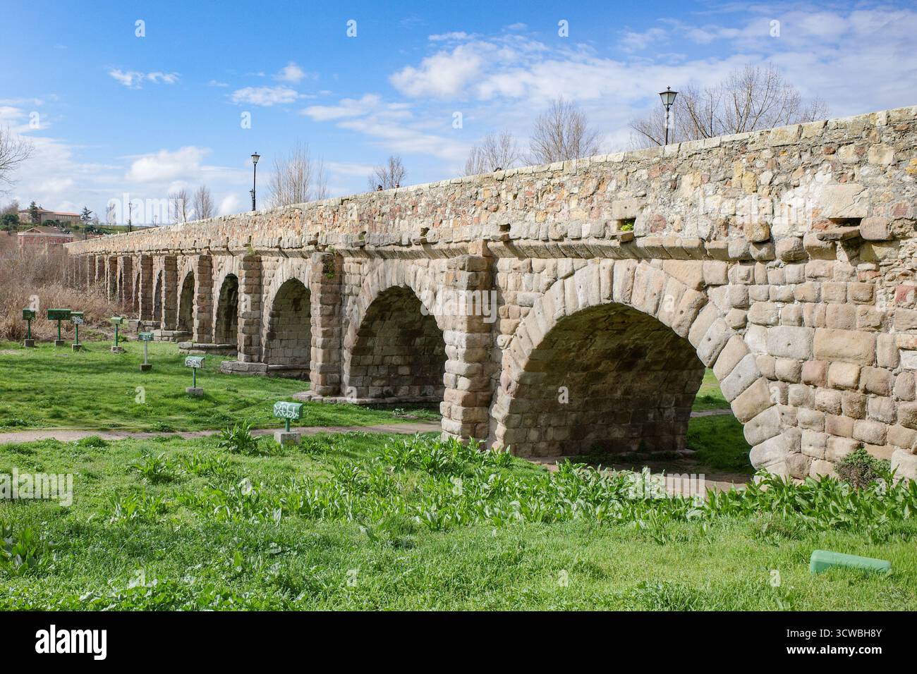 Salamanca, Spagna - 4 marzo 2025: Puente Romano (ponte romano) sul fiume Tormes Foto Stock