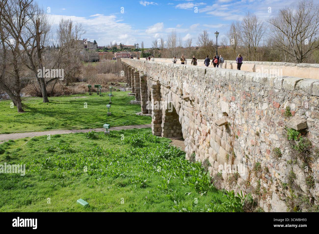 Salamanca, Spagna - 4 marzo 2025: Puente Romano (ponte romano) sul fiume Tormes Foto Stock