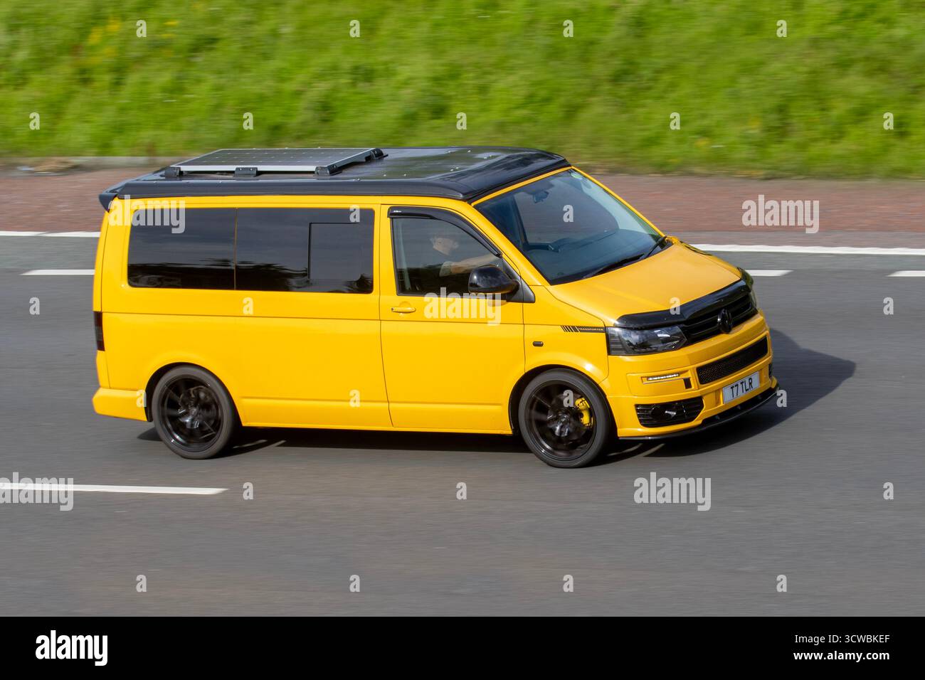 2015 VW Volkswagen Transporter T32 Startline TDI 140 LCV Panel Van Diesel 1968 cc; viaggia a velocità sostenuta sull'autostrada M61, Manchester, Regno Unito Foto Stock