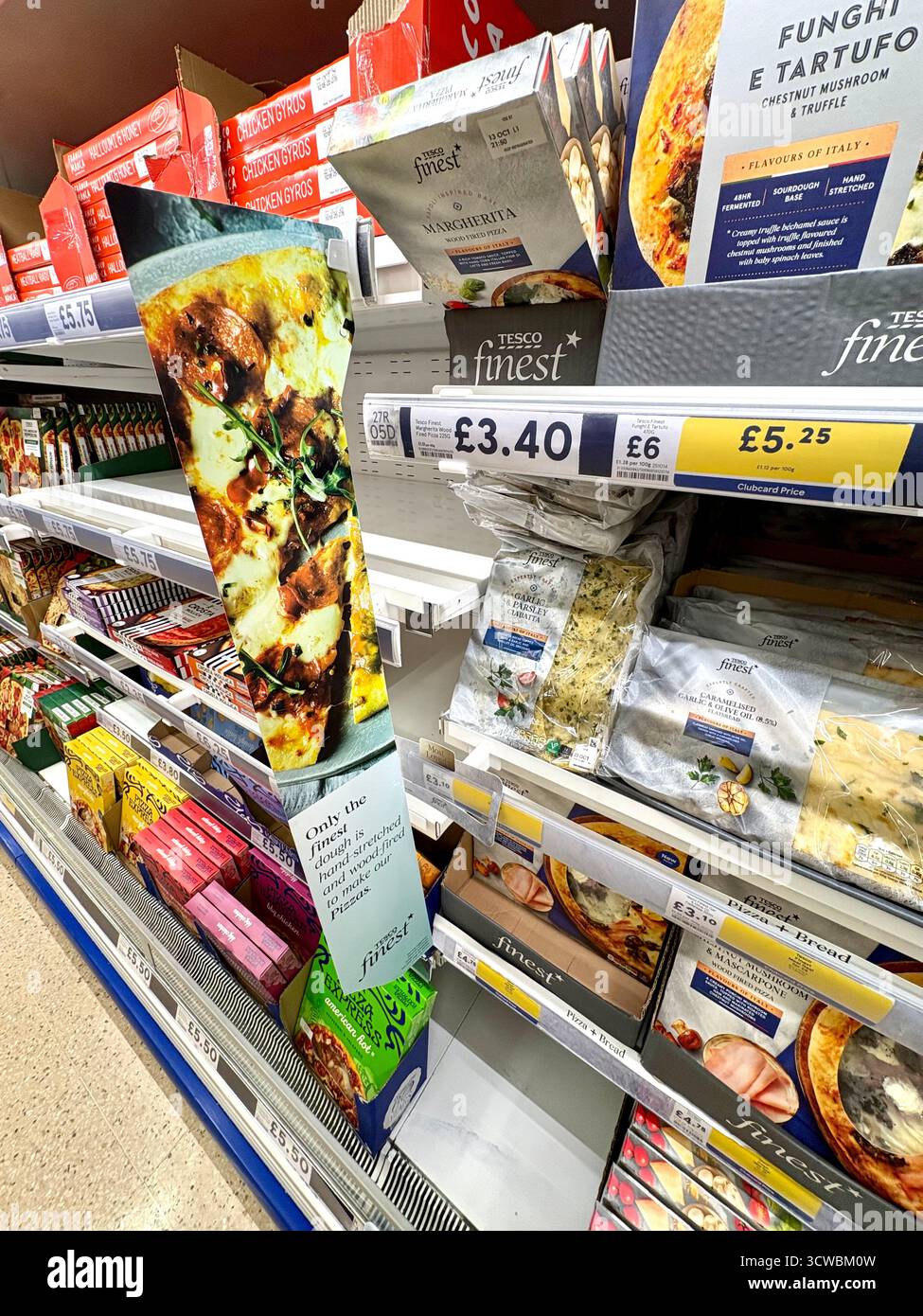 Supermercato Tesco, le migliori pizze Tesco in vendita nella sezione ristrutturata, Inghilterra, Regno Unito - Immagine stock catturata con smartphone