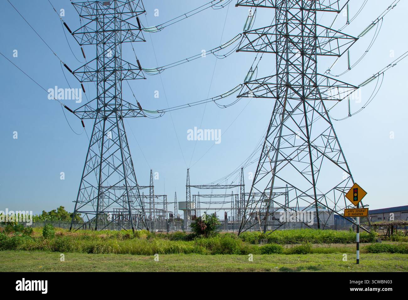 Kuala Lumpur, Malesia 01.08. 2024. Tralicci elettrici in Malesia. Poli di alimentazione ad alta tensione. Rete di distribuzione di energia elettrica. pali di alimentazione e substa Foto Stock