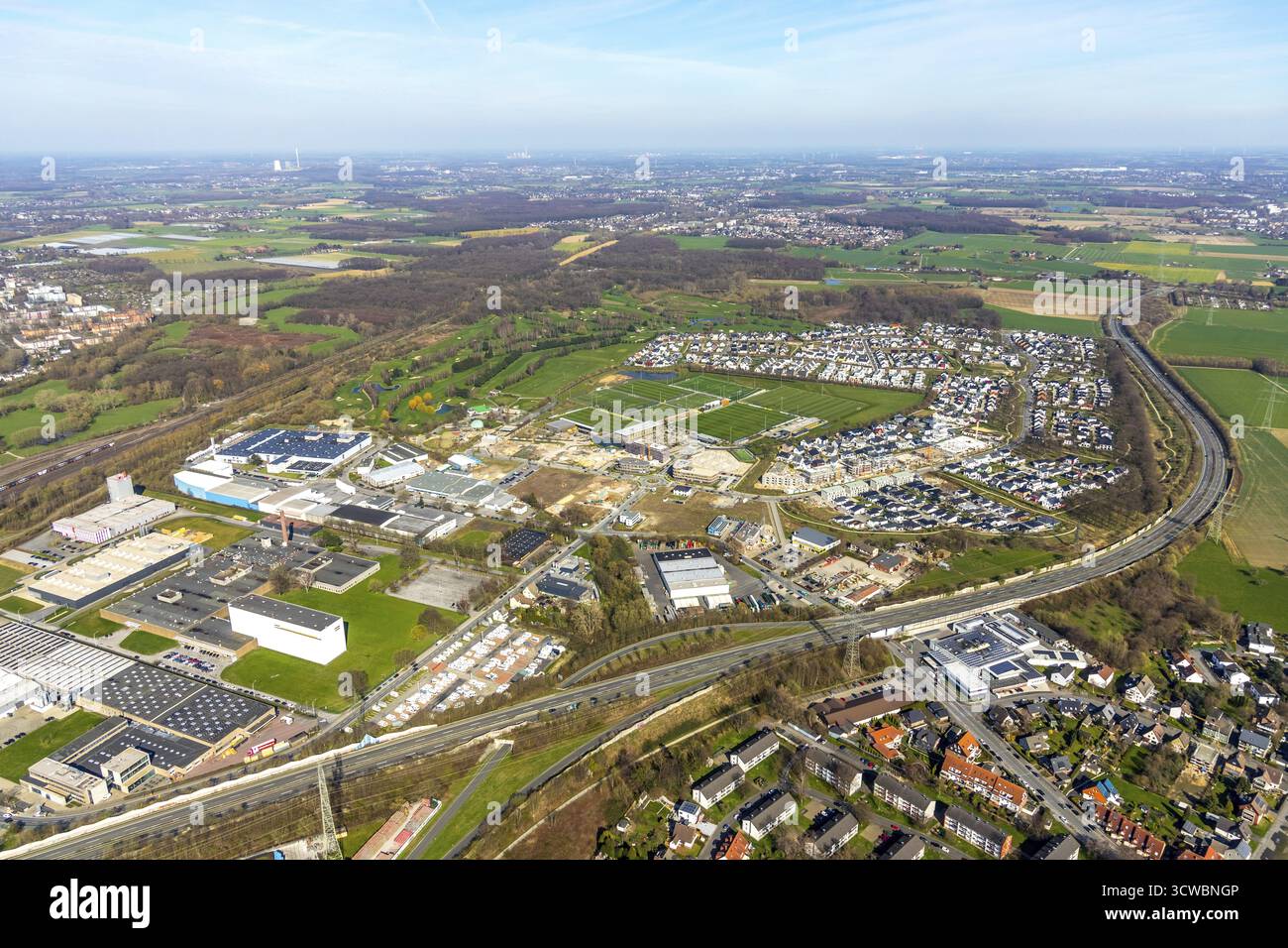 Vista aerea, panoramica dell'area commerciale, centro di allenamento BVB, campi da calcio, costruzione di edifici commerciali, insediamento Hohenbuschei Foto Stock