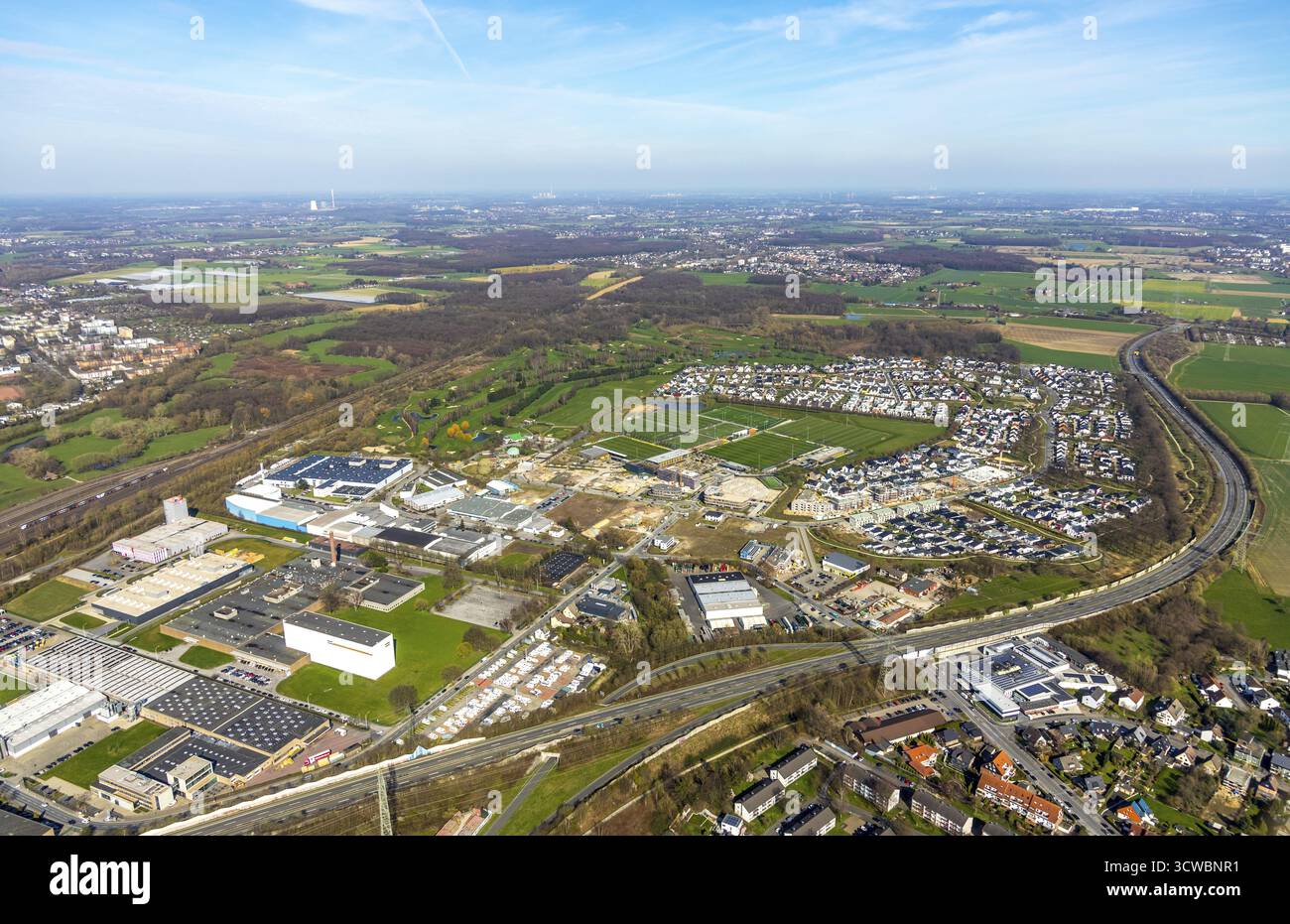Vista aerea, panoramica dell'area commerciale, centro di allenamento BVB, campi da calcio, costruzione di edifici commerciali, insediamento Hohenbuschei Foto Stock