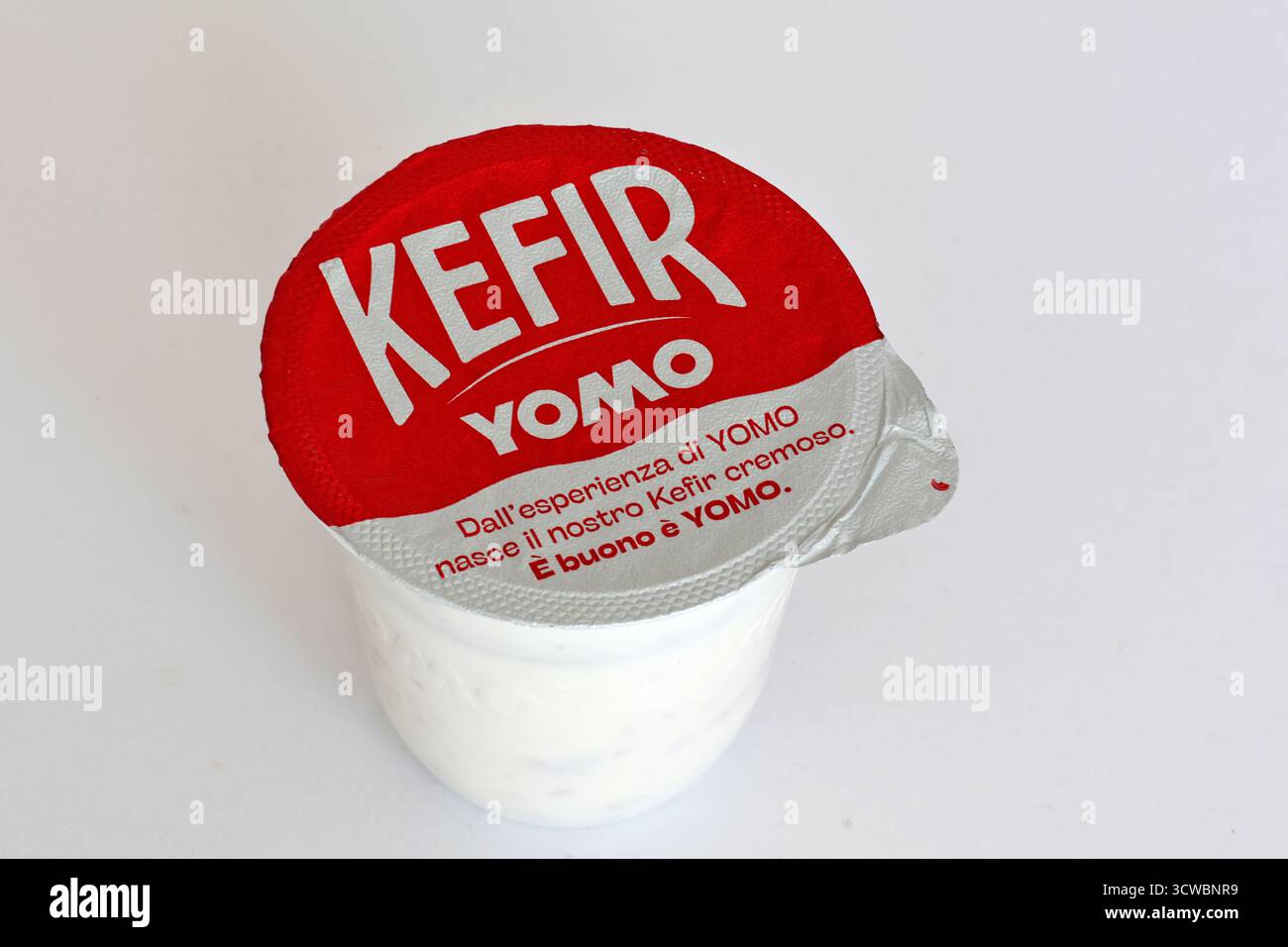 Yomo yogurt kefir con fermenti probiotici, prodotto italiano a base di latte fermentato ricco di culture vive Foto Stock