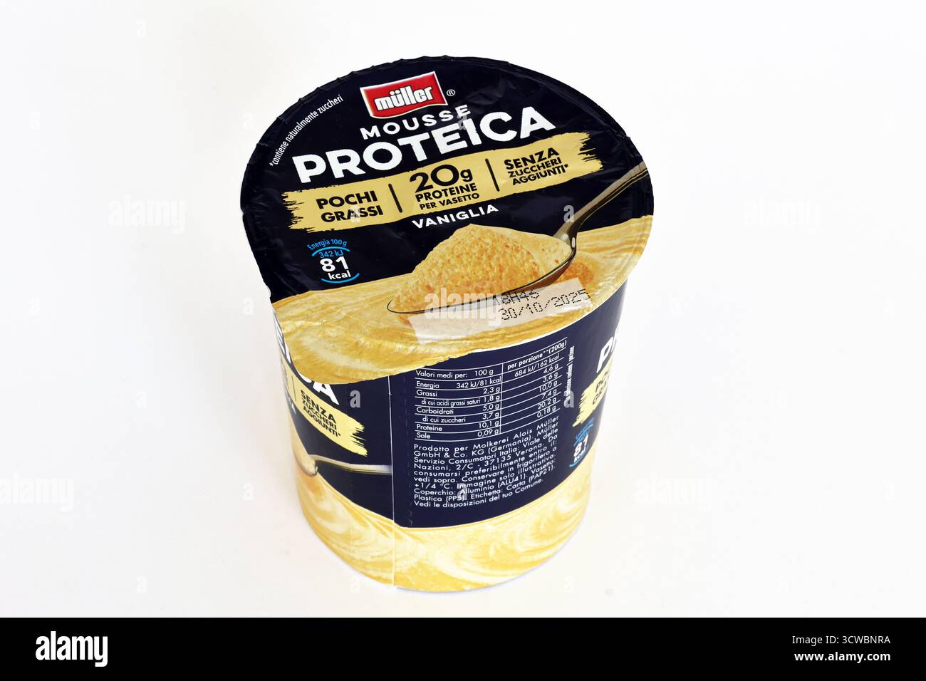Müller Mousse di proteine al gusto di vaniglia, 20 g di proteine, dessert caseario ad alto contenuto proteico Foto Stock