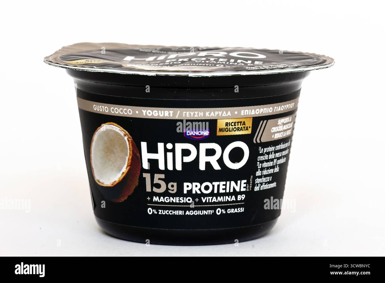 Yogurt Danone HiPRO, aroma di cocco, 15 g di proteine con magnesio e vitamina B9 Foto Stock