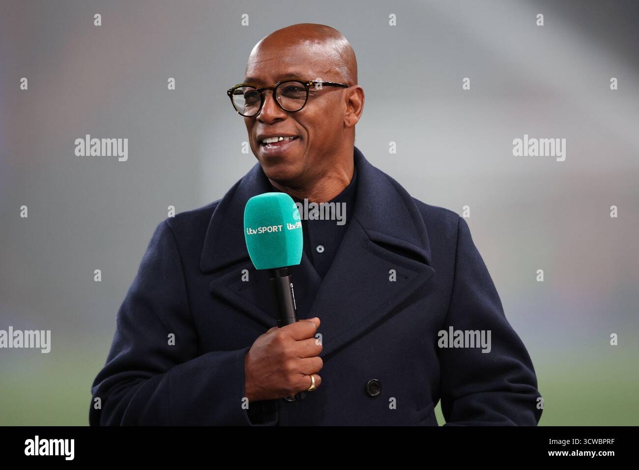 LONDRA, Regno Unito - 9 ottobre 2025: Emittente ed ex calciatore Ian Wright in vista dell'Alzheimer's Society International match tra Inghilterra e Wale Foto Stock LONDRA, Regno Unito - 9 ottobre 2025: Emittente ed ex calciatore Ian Wright in vista dell'Alzheimer's Society International match tra Inghilterra e Wale Foto Stock