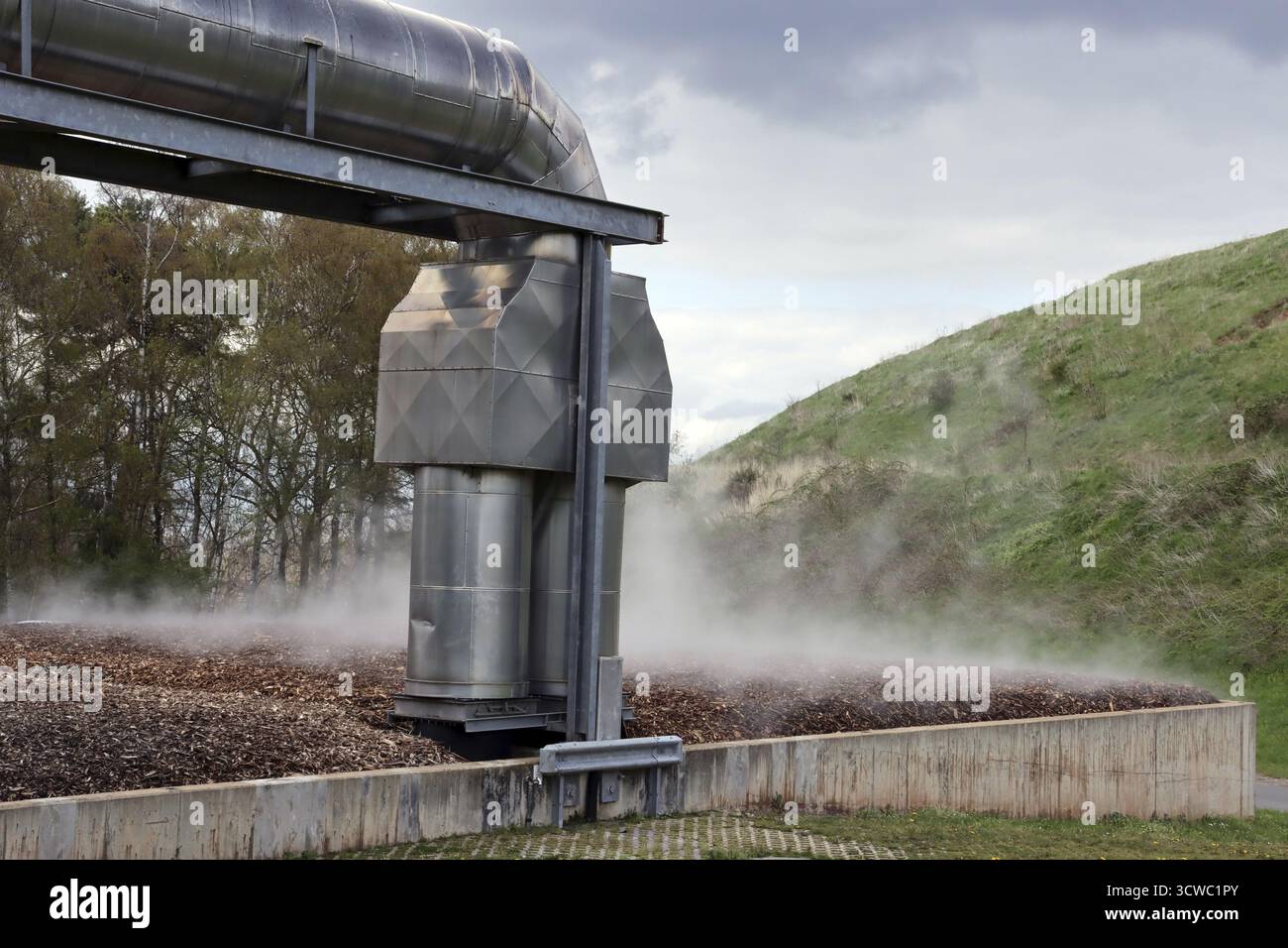 Euskirchen District Waste Management Centre, Renania settentrionale-Vestfalia, Germania, Mechernich - il vapore acqueo si innalza sopra il biofiltro dell'impianto di compostazione Foto Stock