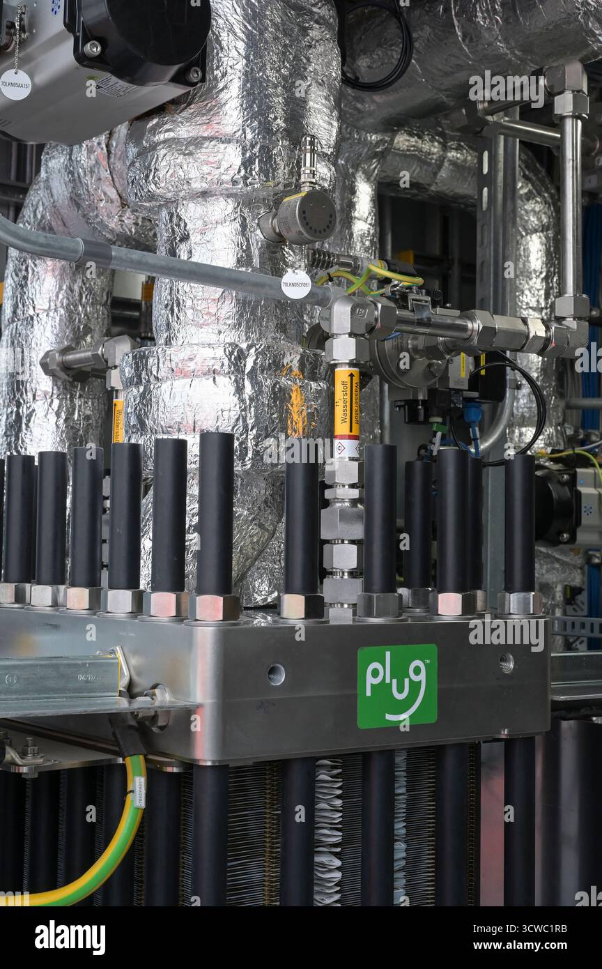 GERMANIA, Amburgo, Buetzberg Biogas e impianto di compostaggio della società di gestione dei rifiuti di Amburgo, nuovo impianto a idrogeno costruito bei Vorwerk con elettrolizzatore della società americana Plug Power Inc. Per la produzione di idrogeno verde da energie rinnovabili / DEUTSCHLAND, Biogas- und Kompostwerk Bützberg der Stadtreinigung Hamburg, Wasserstoff Elektrolyse Anlage gebaut von Friedrich Vorwerk Group se se Elektrolyseur der grünem der Elektrolyseur der Hererwerk GmbH GmbH, Wassererscherschen Überschußstrom, Solar Power Inc. der Wasserstoff wird im Biogaswerk für die biologis Foto Stock