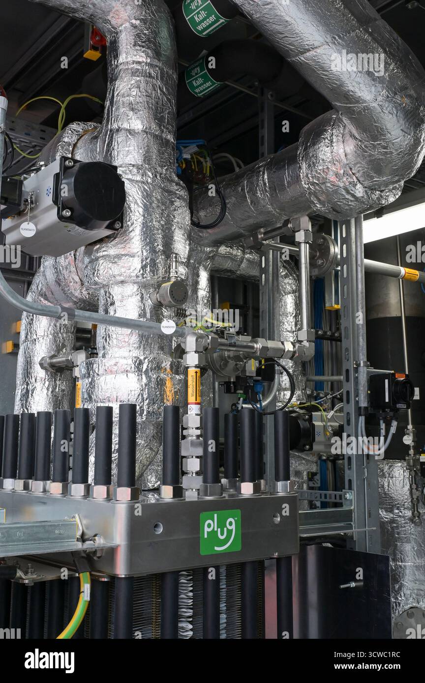 GERMANIA, Amburgo, Buetzberg Biogas e impianto di compostaggio della società di gestione dei rifiuti di Amburgo, nuovo impianto a idrogeno costruito bei Vorwerk con elettrolizzatore della società americana Plug Power Inc. Per la produzione di idrogeno verde da energie rinnovabili / DEUTSCHLAND, Biogas- und Kompostwerk Bützberg der Stadtreinigung Hamburg, Wasserstoff Elektrolyse Anlage gebaut von Friedrich Vorwerk Group se se Elektrolyseur der grünem der Elektrolyseur der Hererwerk GmbH GmbH, Wassererscherschen Überschußstrom, Solar Power Inc. der Wasserstoff wird im Biogaswerk für die biologis Foto Stock