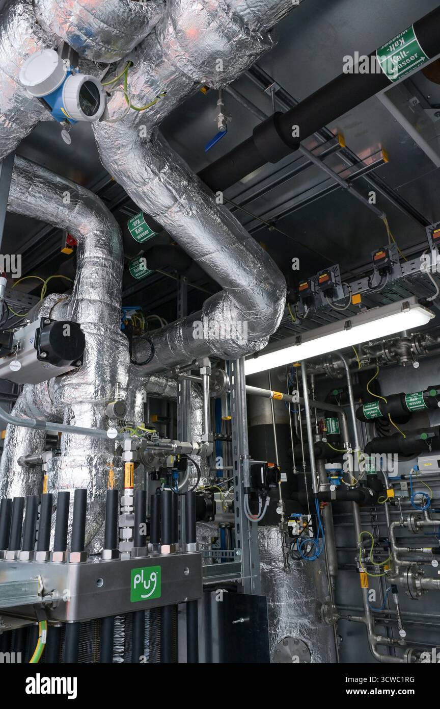 GERMANIA, Amburgo, Buetzberg Biogas e impianto di compostaggio della società di gestione dei rifiuti di Amburgo, nuovo impianto a idrogeno costruito bei Vorwerk con elettrolizzatore della società americana Plug Power Inc. Per la produzione di idrogeno verde da energie rinnovabili / DEUTSCHLAND, Biogas- und Kompostwerk Bützberg der Stadtreinigung Hamburg, Wasserstoff Elektrolyse Anlage gebaut von Friedrich Vorwerk Group se se Elektrolyseur der grünem der Elektrolyseur der Hererwerk GmbH GmbH, Wassererscherschen Überschußstrom, Solar Power Inc. der Wasserstoff wird im Biogaswerk für die biologis Foto Stock