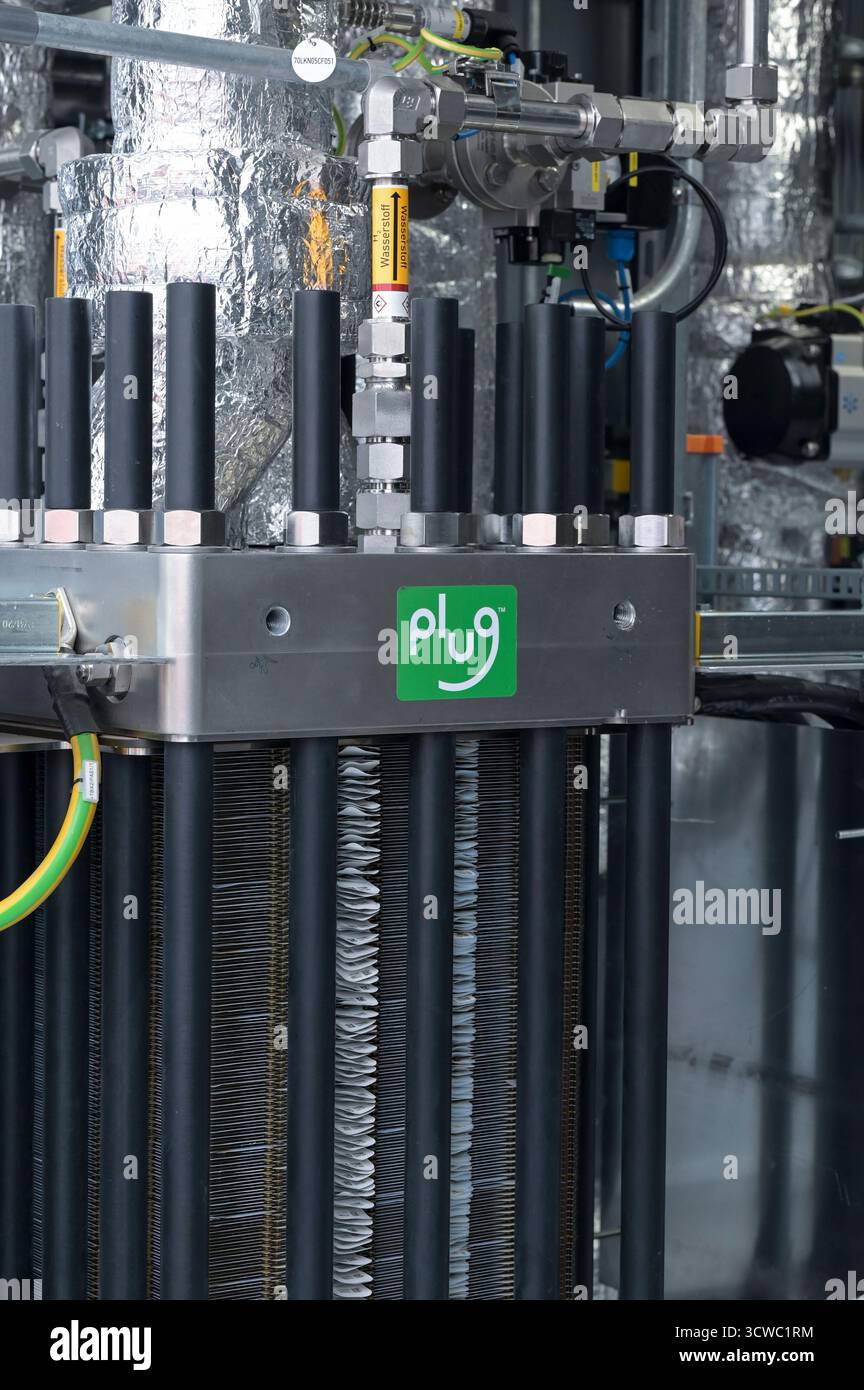 GERMANIA, Amburgo, Buetzberg Biogas e impianto di compostaggio della società di gestione dei rifiuti di Amburgo, nuovo impianto a idrogeno costruito bei Vorwerk con elettrolizzatore della società americana Plug Power Inc. Per la produzione di idrogeno verde da energie rinnovabili / DEUTSCHLAND, Biogas- und Kompostwerk Bützberg der Stadtreinigung Hamburg, Wasserstoff Elektrolyse Anlage gebaut von Friedrich Vorwerk Group se se Elektrolyseur der grünem der Elektrolyseur der Hererwerk GmbH GmbH, Wassererscherschen Überschußstrom, Solar Power Inc. der Wasserstoff wird im Biogaswerk für die biologis Foto Stock