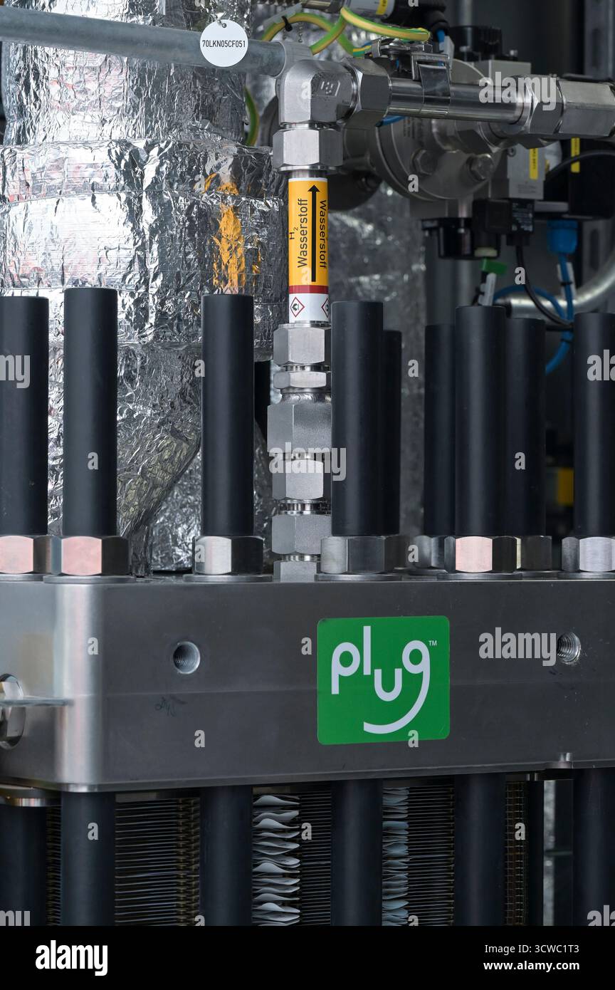 GERMANIA, Amburgo, Buetzberg Biogas e impianto di compostaggio della società di gestione dei rifiuti di Amburgo, nuovo impianto a idrogeno costruito bei Vorwerk con elettrolizzatore della società americana Plug Power Inc. Per la produzione di idrogeno verde da energie rinnovabili / DEUTSCHLAND, Biogas- und Kompostwerk Bützberg der Stadtreinigung Hamburg, Wasserstoff Elektrolyse Anlage gebaut von Friedrich Vorwerk Group se se Elektrolyseur der grünem der Elektrolyseur der Hererwerk GmbH GmbH, Wassererscherschen Überschußstrom, Solar Power Inc. der Wasserstoff wird im Biogaswerk für die biologis Foto Stock