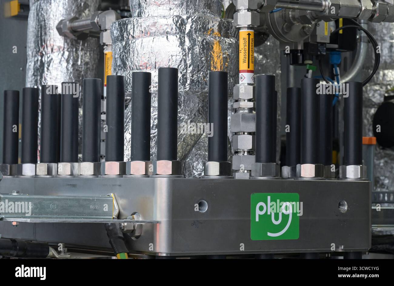 GERMANIA, Amburgo, Buetzberg Biogas e impianto di compostaggio della società di gestione dei rifiuti di Amburgo, nuovo impianto a idrogeno costruito bei Vorwerk con elettrolizzatore della società americana Plug Power Inc. Per la produzione di idrogeno verde da energie rinnovabili / DEUTSCHLAND, Biogas- und Kompostwerk Bützberg der Stadtreinigung Hamburg, Wasserstoff Elektrolyse Anlage gebaut von Friedrich Vorwerk Group se se Elektrolyseur der grünem der Elektrolyseur der Hererwerk GmbH GmbH, Wassererscherschen Überschußstrom, Solar Power Inc. der Wasserstoff wird im Biogaswerk für die biologis Foto Stock