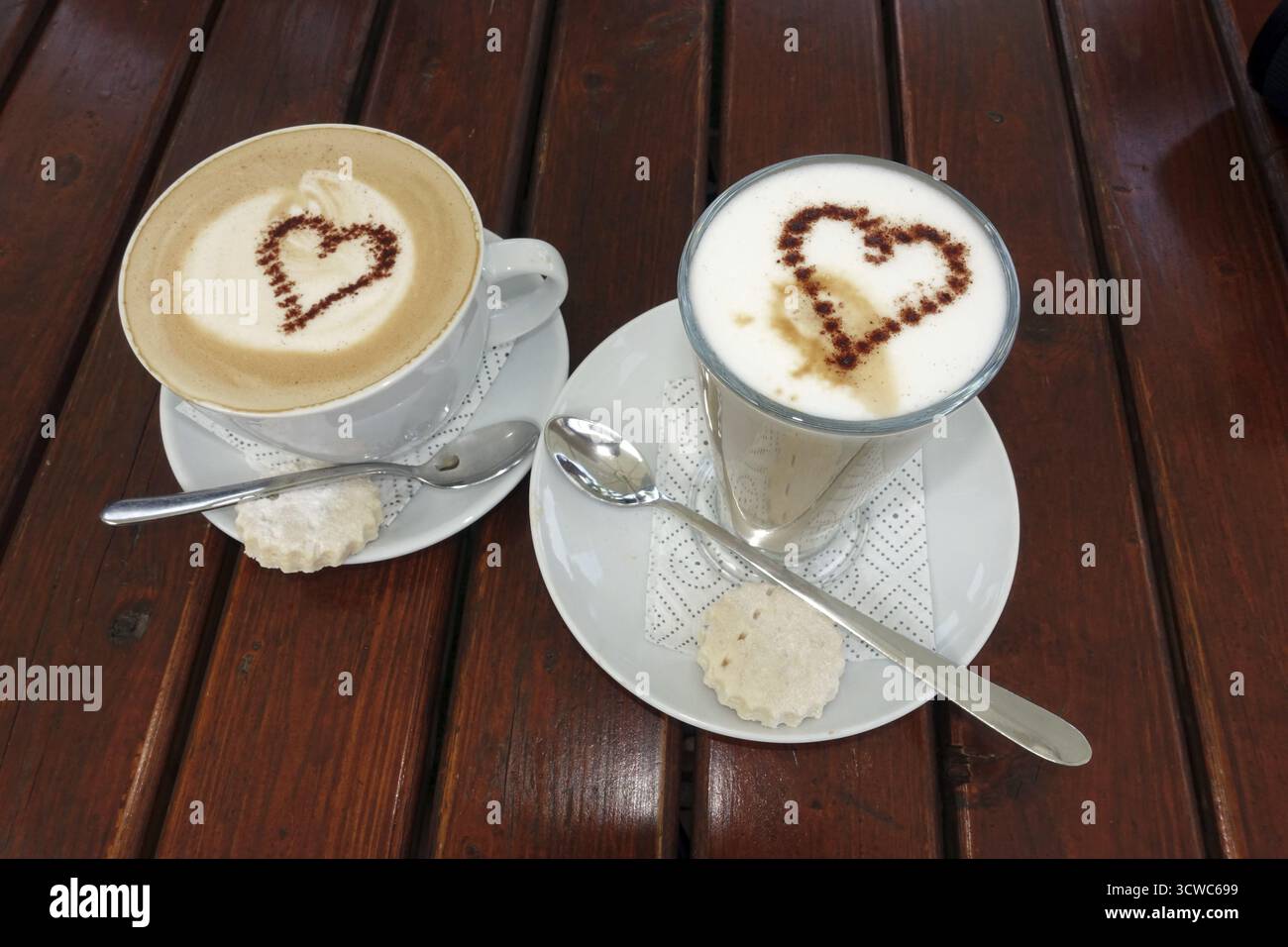 Caffè latte e cappuccino con motivo a cuore nella schiuma di latte Foto Stock