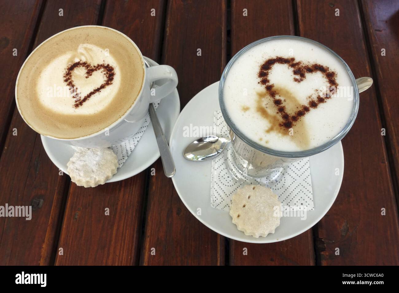 Caffè latte e cappuccino con motivo a cuore nella schiuma di latte Foto Stock