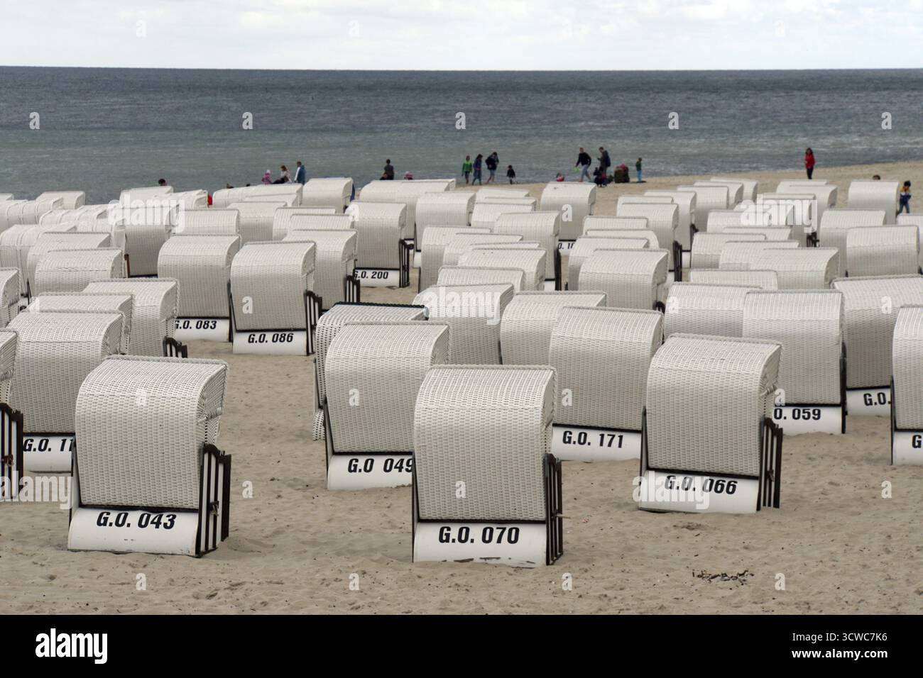 Sedie a sdraio sulla spiaggia del Mar Baltico nelle giornate più fredde, Sellin, Ruegen, Meclemburgo-Pomerania Occidentale, Germania Foto Stock