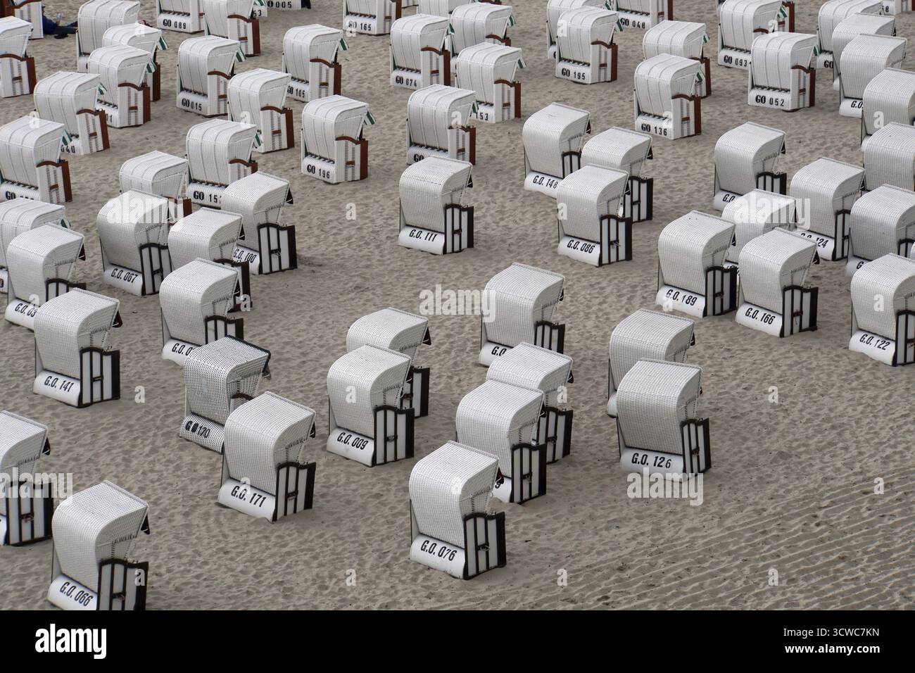 Sedie a sdraio sulla spiaggia del Mar Baltico nelle giornate più fredde, Sellin, Ruegen, Meclemburgo-Pomerania Occidentale, Germania Foto Stock