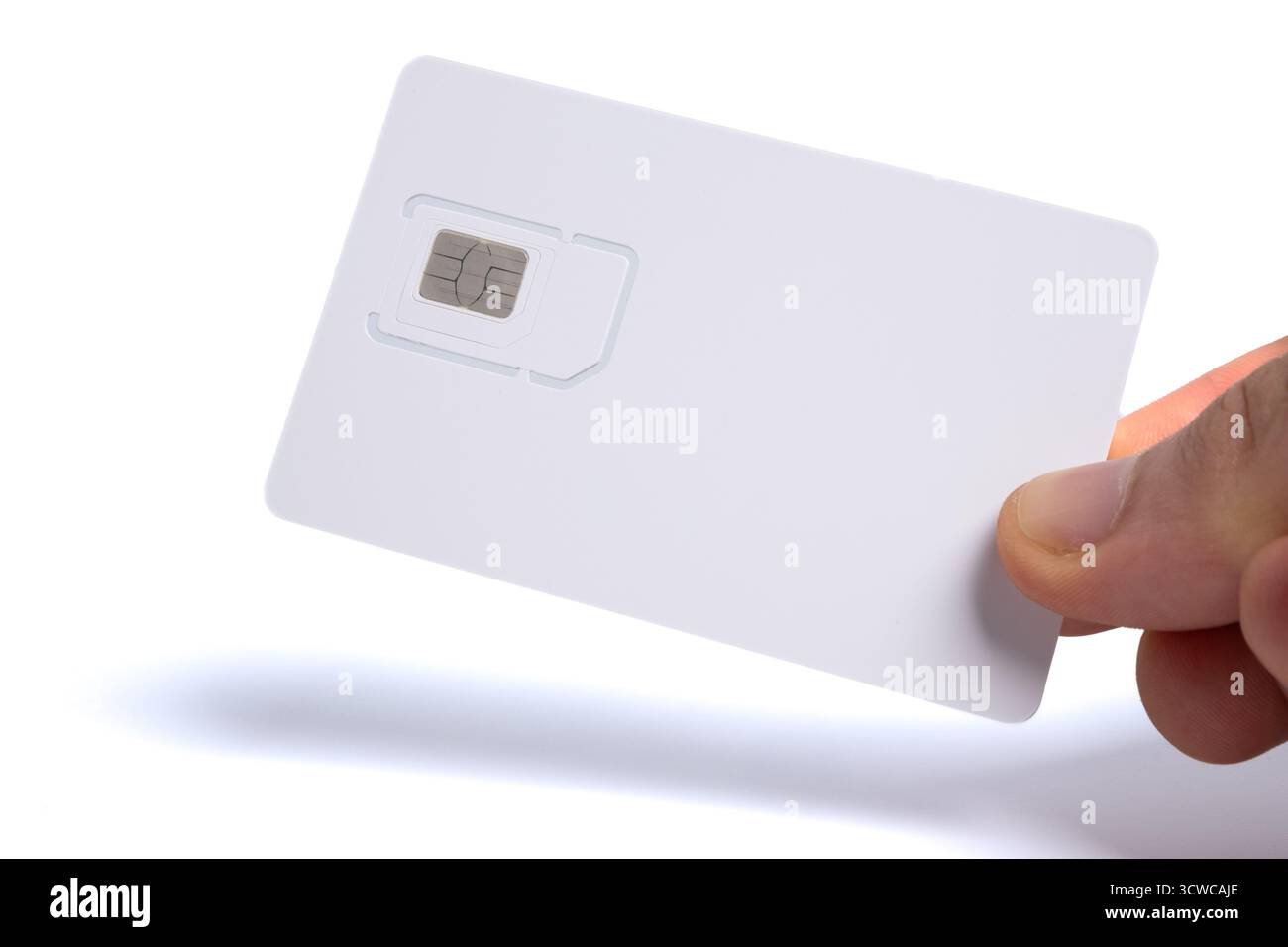 Mano che tiene in mano un portascheda SIM bianco per telefoni cellulari e confezione con microchip integrato Foto Stock
