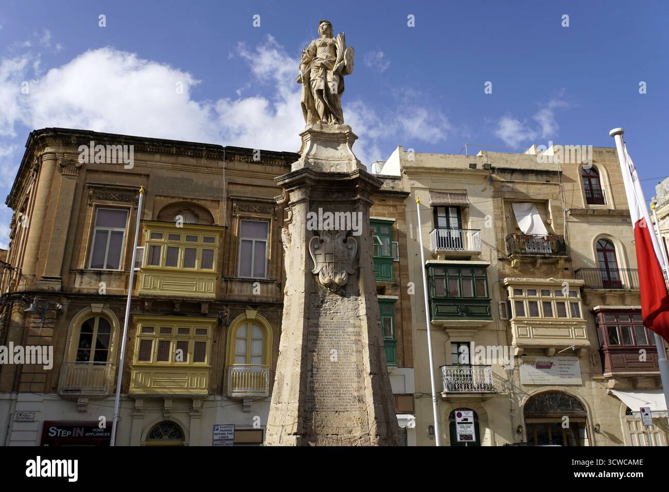 Monumento con la dea Minerva sulla Piazza della Vittoria Misrah ir-Rebha, Vittoriosa, Malta Foto Stock