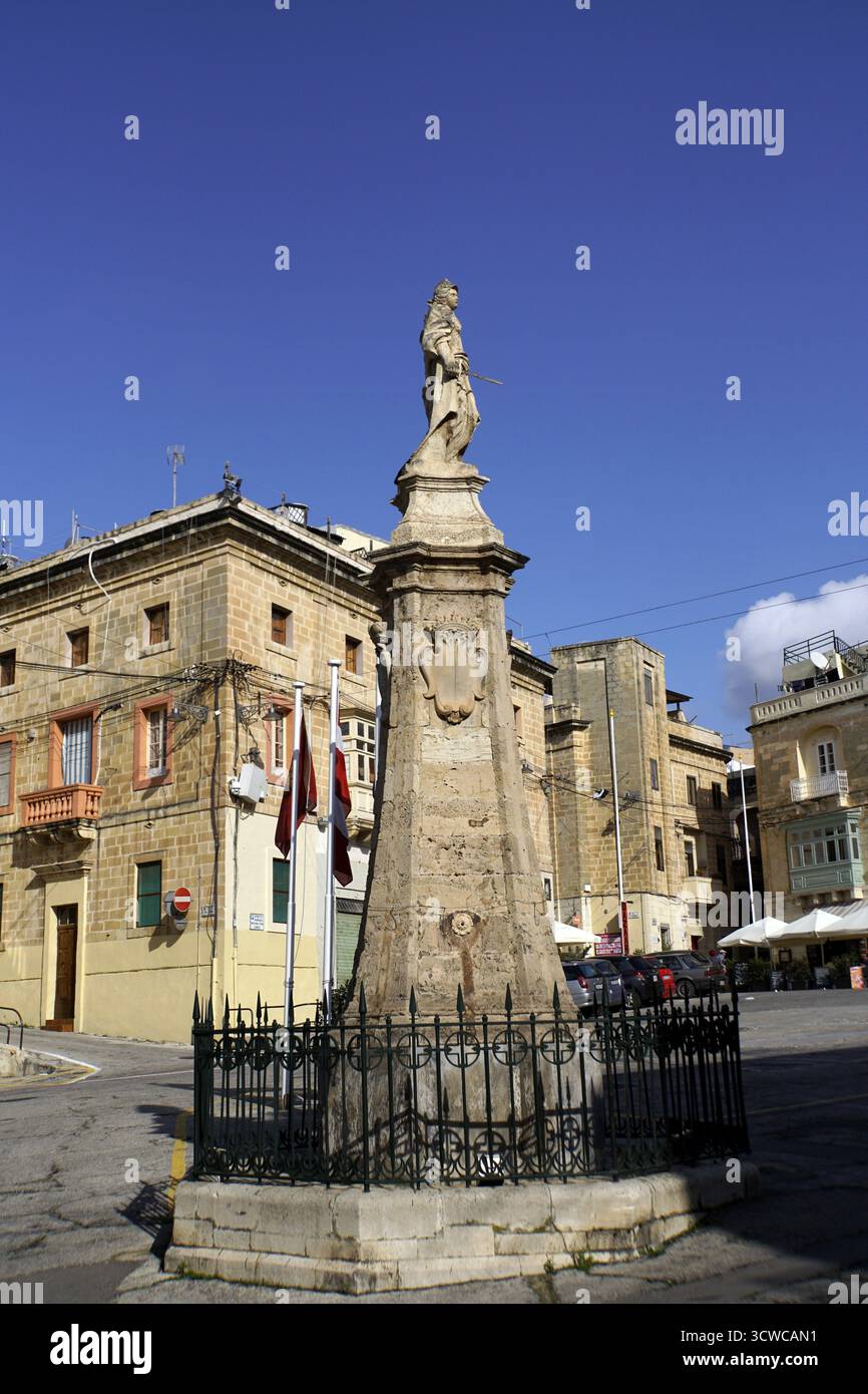 Monumento con la dea Minerva sulla Piazza della Vittoria Misrah ir-Rebha, Vittoriosa, Malta Foto Stock