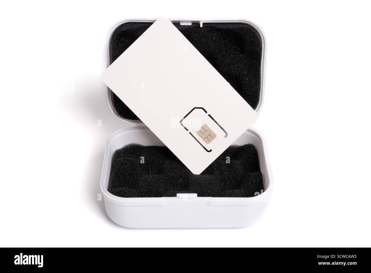 Primo piano di una nuova scheda SIM del telefono cellulare nella confezione bianca del supporto sopra una custodia aperta Foto Stock