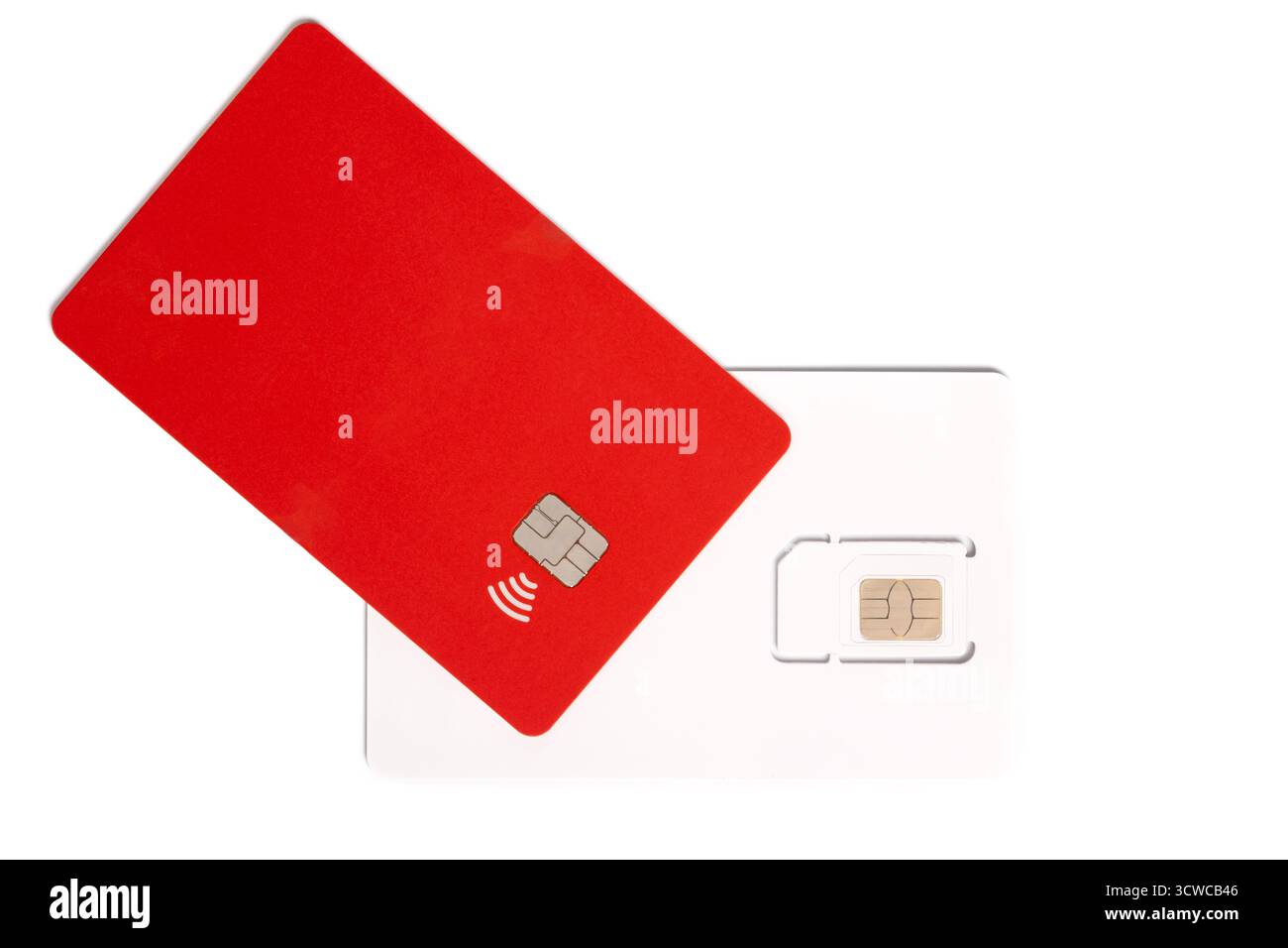 Carta di pagamento senza contatto di colore rosso brillante posizionata su un gestore di schede SIM di un telefono cellulare di colore bianco Foto Stock